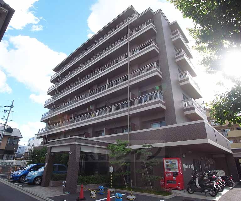 建物外観　鉄筋コンクリート造の７階建てマンション。