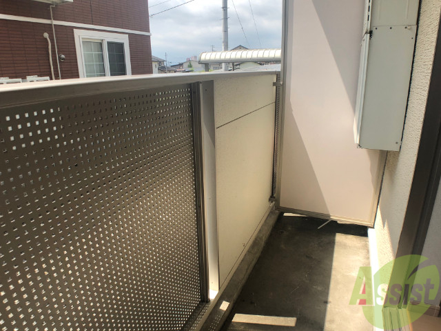 バルコニー　晴れてる日は太陽の光が差し込んで気持ちよさそうですね