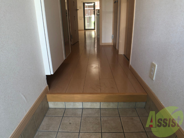 玄関　リビングに差し込んでる太陽の光が届いて明るいですね