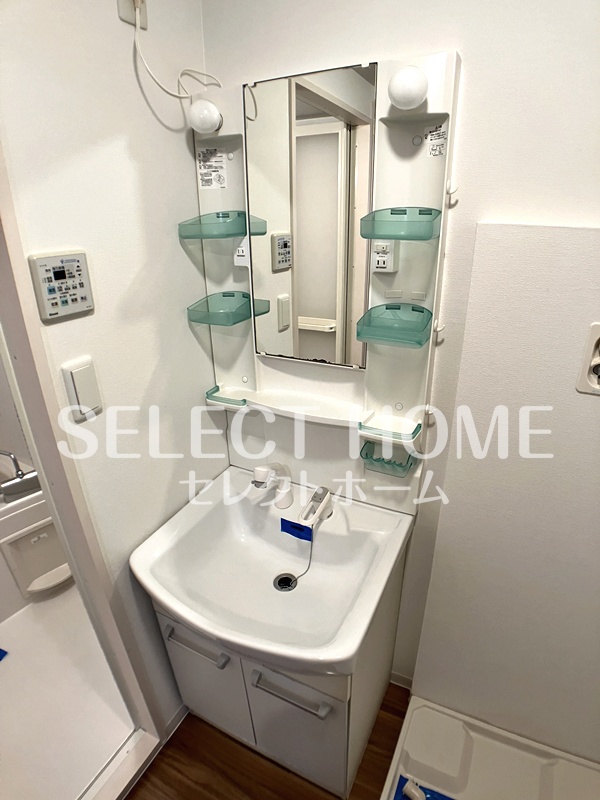 洗面設備　独立洗面台、小物を置くことができて便利です