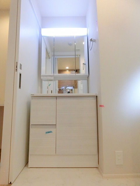 洗面設備　★使い勝手の良い3面鏡の独立洗面台★