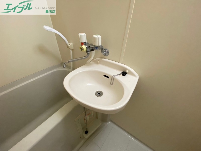 洗面設備　同物件別部屋の写真です