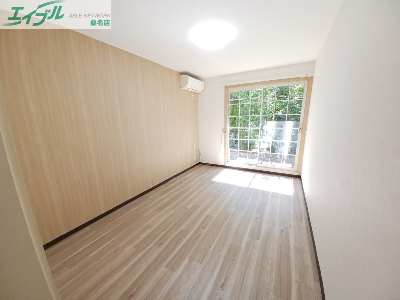 居室・リビング　同物件別部屋の写真です