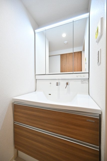 洗面設備　独立洗面台、小物を置くことができて便利です