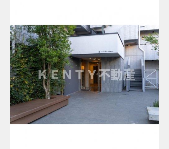 エントランス　落ち着いたエントランスです