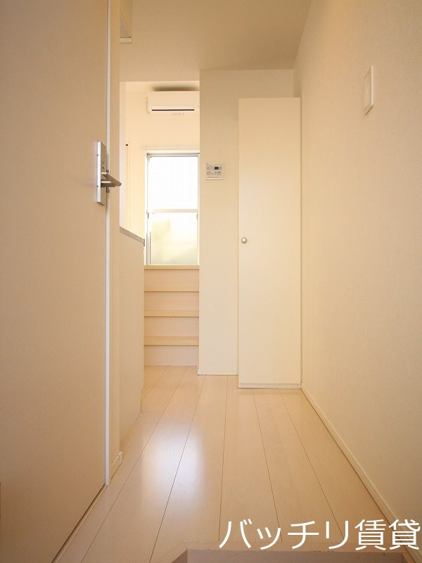 玄関　同型タイプの為、現状を優先致します。