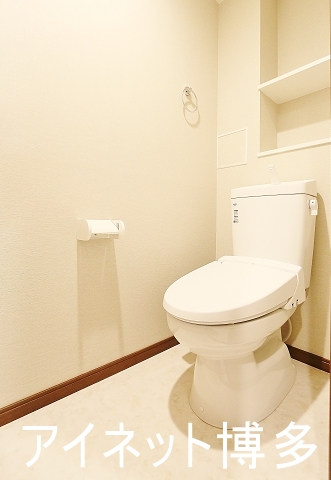トイレ　収納棚、ウォシュレット付き