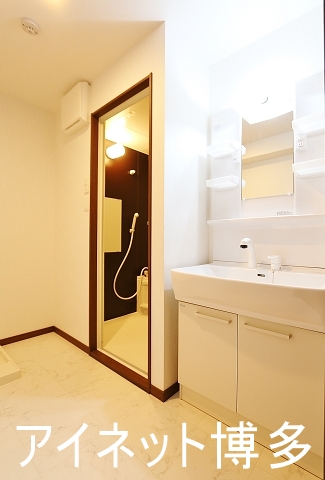 洗面設備　大きな独立化粧洗面台