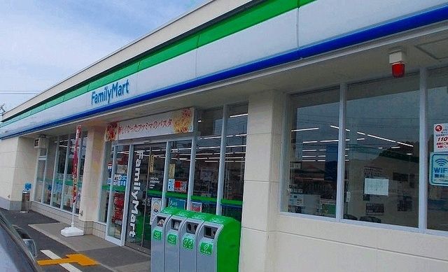 コンビニ　ファミリーマート（コンビニ）まで400m