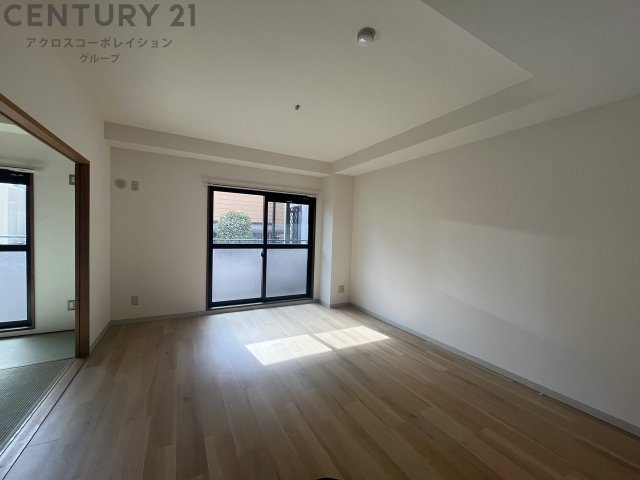 居室・リビング　南向きで明るい15帖のリビングです☆