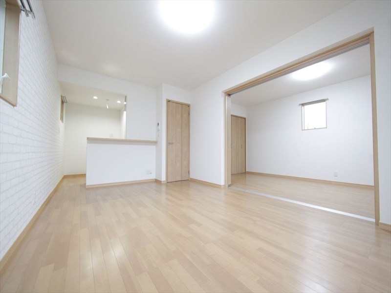 居室・リビング　ＬＤＫ13帖　洋室9.5帖　つなげても仕切っても使えます