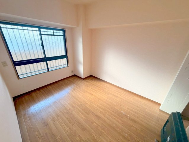 居室・リビング　落ち着いた色調の洋室です