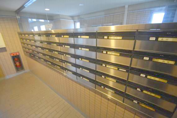 ロビー　ロビーにある各部屋毎のメールボックス。