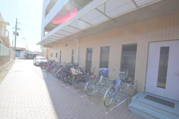 駐車場　敷地内には入居者専用の駐輪スペースもあります。