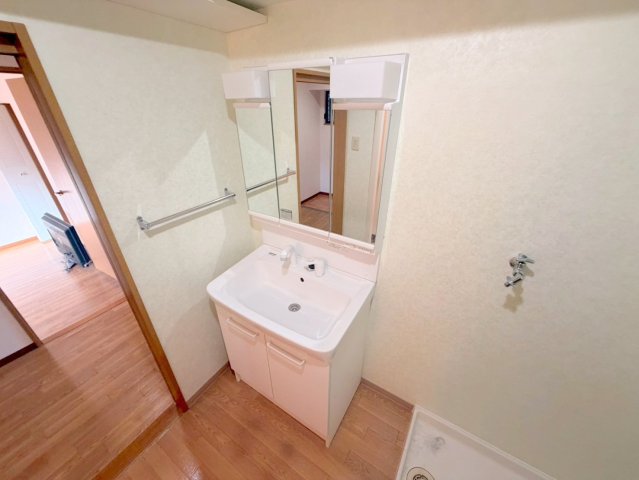 洗面設備　身支度が出来る独立洗面台です。