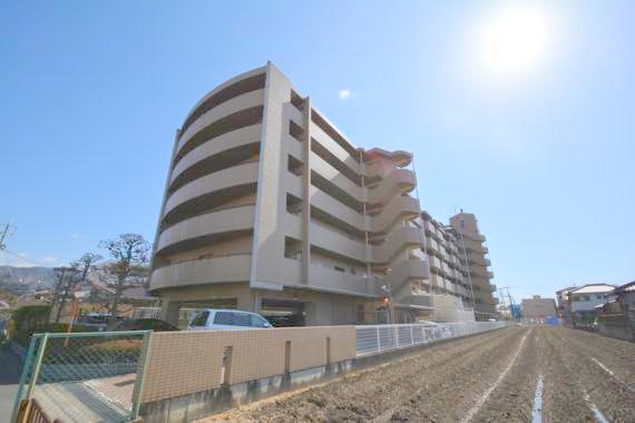 建物外観　存在感のある外観は落ちついた色合いで、堂々としていますね。