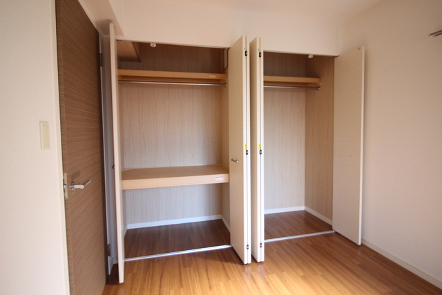 収納　６．１帖の洋室の収納です☆