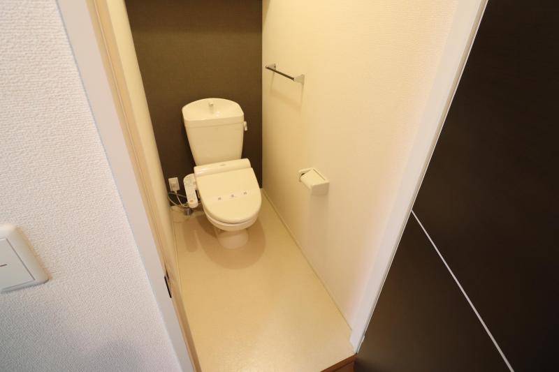 トイレ　温水洗浄便座付きトイレ