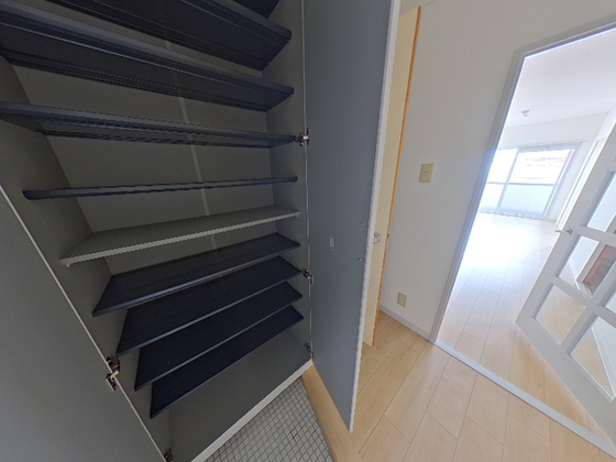 玄関　※別号室の写真です