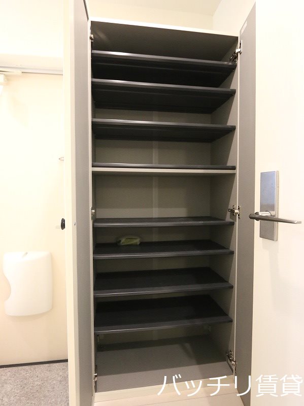 玄関　別号室タイプの為、現状を優先致します。