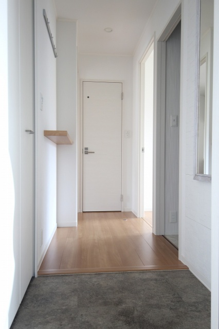 玄関　同物件、別号室