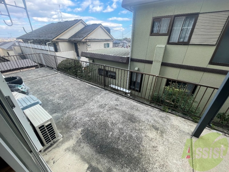 バルコニー　バルコニーはこちらになります。洗濯物も干せそうですね。