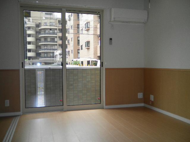 その他部屋・スペース　バルコニーに面した明るいリビング