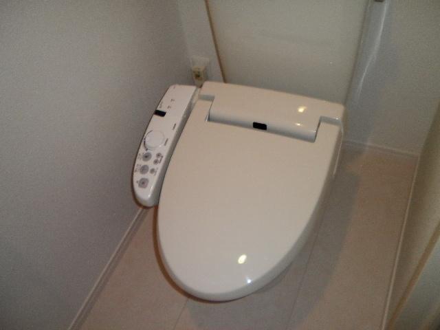 トイレ　快適な温水洗浄便座付き
