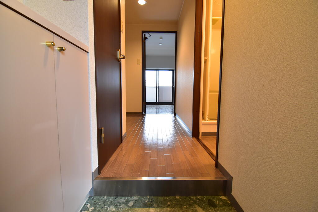 玄関　※同建物の別のお部屋の写真です。