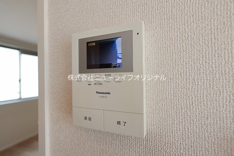 セキュリティ　来訪者を確認出来るモニター付きのインターホンで安心！