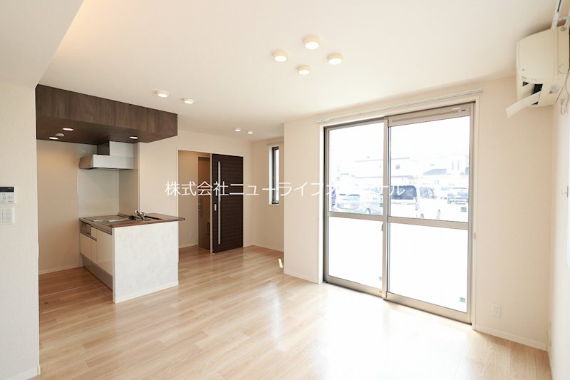 居室・リビング　明るい光が差し込むリビング13.8帖！