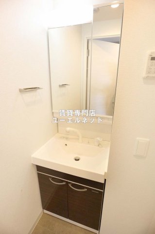 洗面設備　清潔感ある独立洗面台で毎日気持ちよく♪