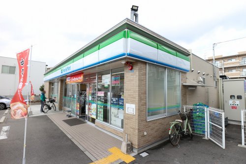 コンビニ　ファミリーマート 吹田江坂五丁目店（コンビニ）まで677m