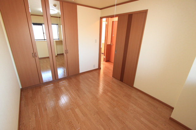 その他部屋・スペース　落ち着いた色調の寝室です