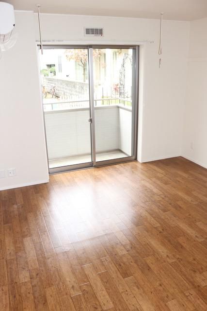 居室・リビング　ゆったり8.3帖のお部屋でくつろげますね