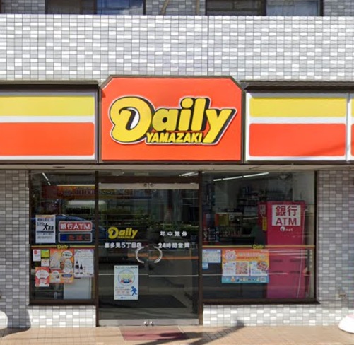 コンビニ　デイリーヤマザキ 喜多見5丁目店（コンビニ）まで587m