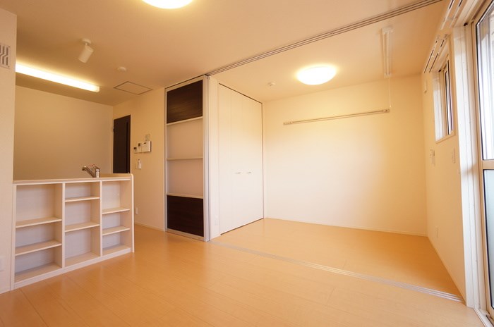 居室・リビング　陽あたりの良い明るいリビングと寝室です！