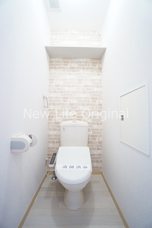 トイレ　あると嬉しい温水洗浄便座付きです☆