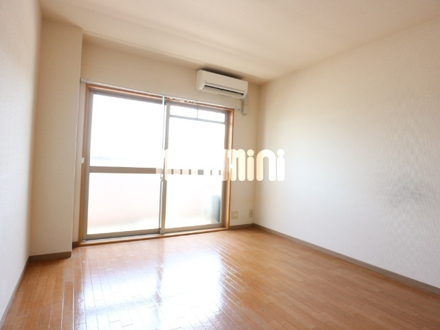 居室・リビング　別号室参考写真です