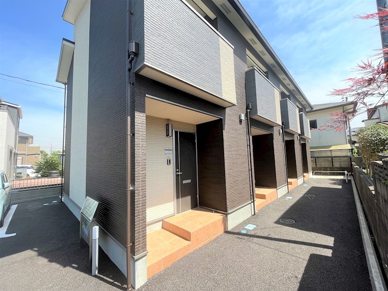 建物外観　1軒様毎の玄関の作りとなっているので、プライベートが保守でき