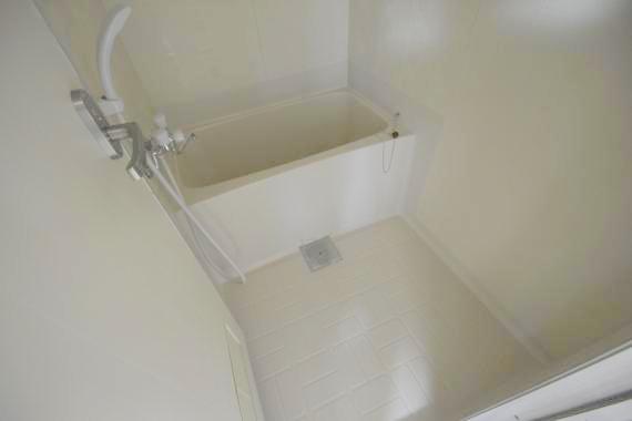 バス・シャワールーム　広めのお風呂は一日の疲れを癒してくれます。