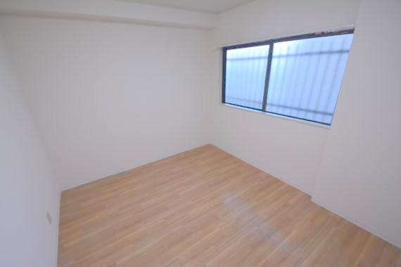 居室・リビング　家具配置がしやすいですね。