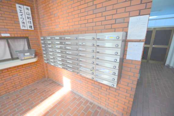 ロビー　ロビーにある各部屋毎のメールボックス。