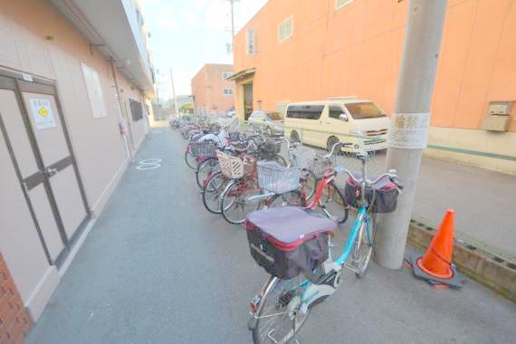 駐車場　あなたの大事な自転車も安心してとめることができますね。