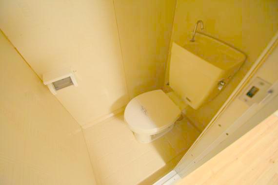 トイレ　白くてピカピカのトイレですね。お掃除もしやすいです。