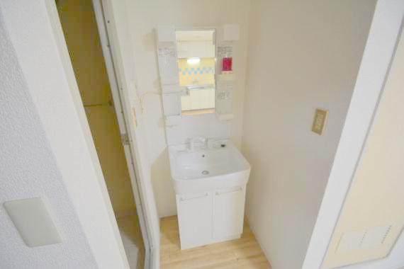 洗面設備　身支度が出来る独立洗面台です。