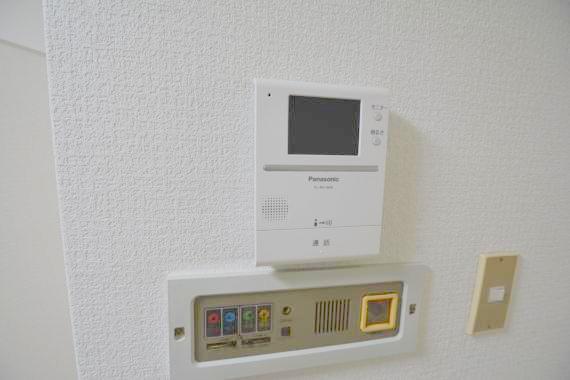 セキュリティ　TVモニターホンで来客が誰か確認してから開けて下さいね