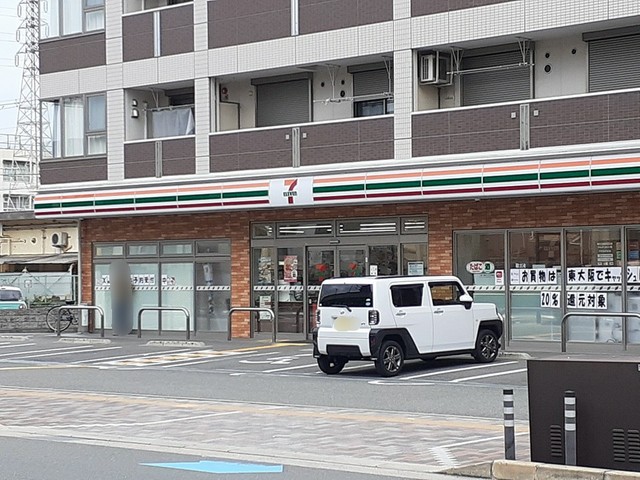 コンビニ　セブンイレブン様（コンビニ）まで165m