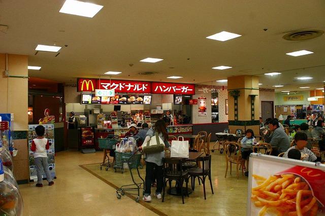 飲食店　マクドナルド　学園前イズミヤ店（飲食店）まで679m