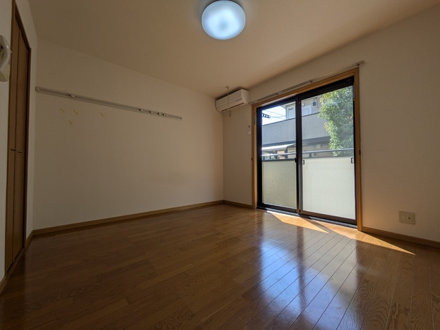 居室・リビング　洋室です♪※清掃前です。※照明器具は残置物です。